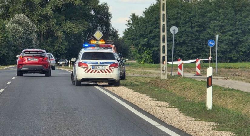 Teljesen összetört a Domaszéknél karambolozó autó eleje