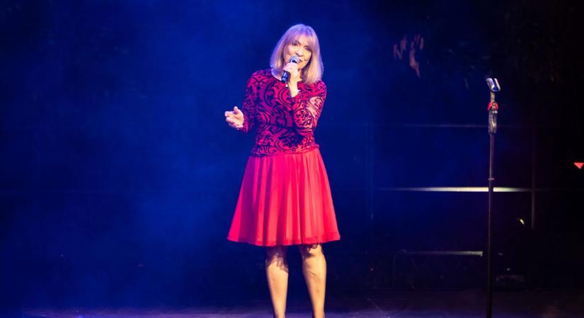 80 évesen is bombaformában Kovács Kati: friss fotókon a beat nagyasszonya