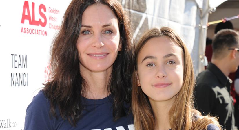 Courteney Cox megmutatta gyönyörű, 21 éves lányát: anya és lánya összebújva pózolnak