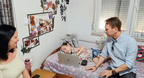 Ajándékkal búcsúzott Nárcisztól a Rosti gimnázium közössége