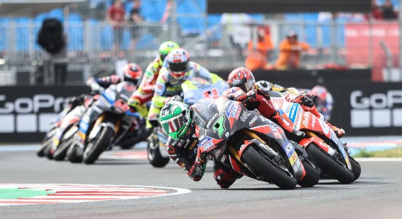 Bukásokkal indult a MotoGP-hétvége a Balaton partján (galéria  videó)