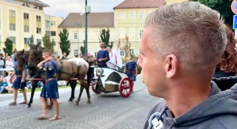 Napraforgócsokorral érkezett egy nő a tiszás fórumra – megtapasztalta, milyen Magyar Péterék szeretetországa