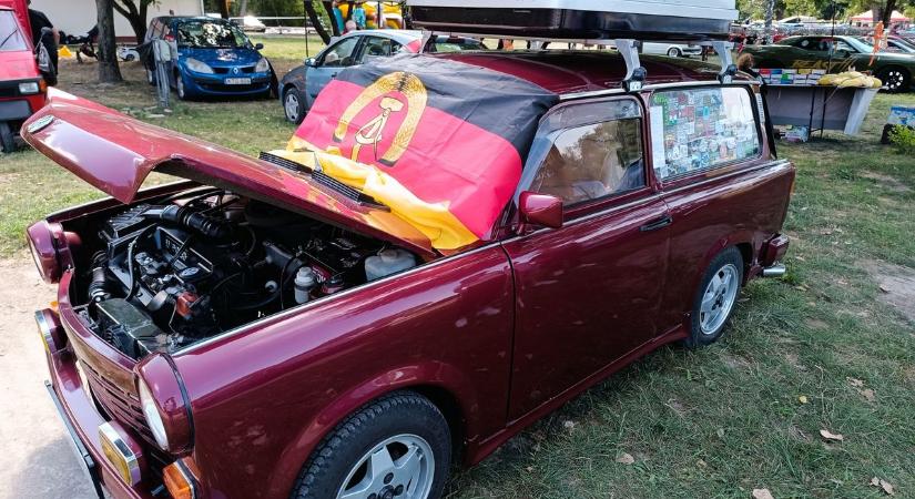 Trabant NDK-zászlóval és a szupermodern Tesla