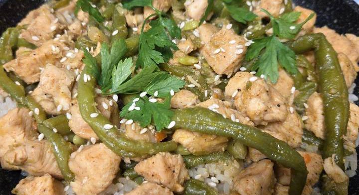 Szezámmagos csirke zöldbabbal: a tökéletes egyserpenyős ebéd