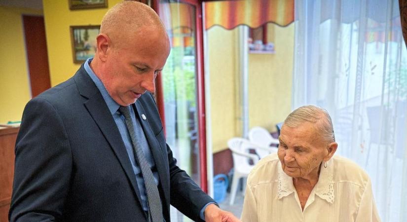 90. születésnapján köszöntötték Körmenden Szabó Jánosné Emi nénit