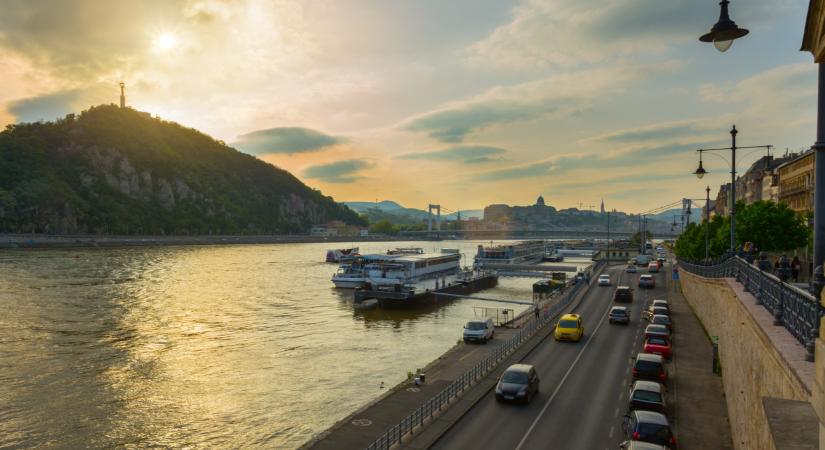 Kitettek magukért a tűzoltók: megmenekült a Gellért-hegyről lezuhant ember
