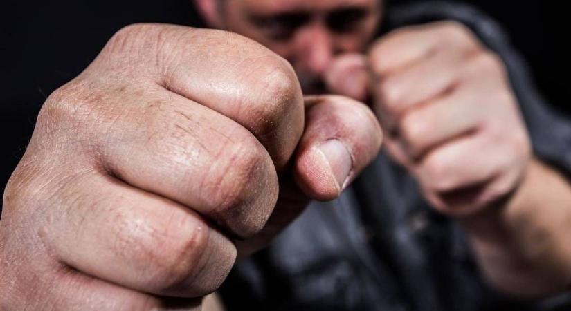 Brutálisan megverte volt élettársát és annak új párját