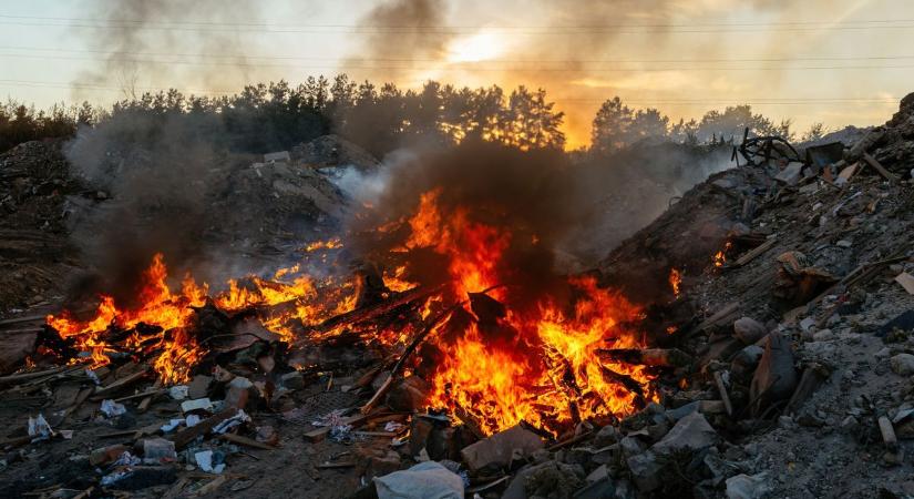 Lángol a szeméttelep - siófoki tűzoltók a helyszínen