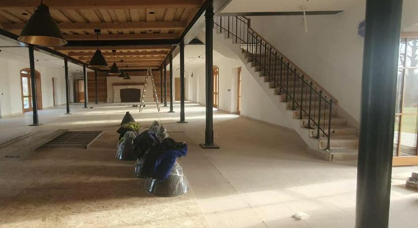 Hadházy azt mondja, megszerezte Hatvanpuszta terveit – most egy óriási kandallóról tett közzé képet