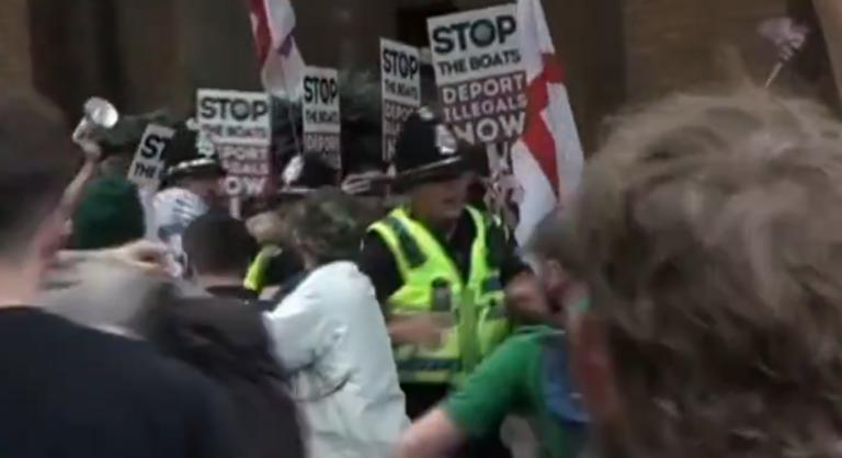 Elszabadultak az indulatok Liverpoolban, összecsaptak a rendőrök a tüntetőkkel