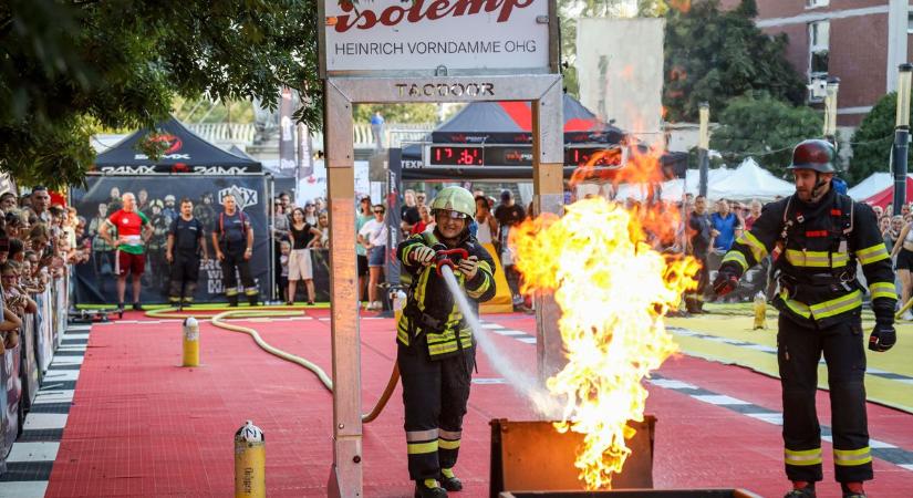 Felcsaptak a lángok Szolnok belvárosában, a legjobb tűzoltók érkeztek a helyszínre – galériával, videóval