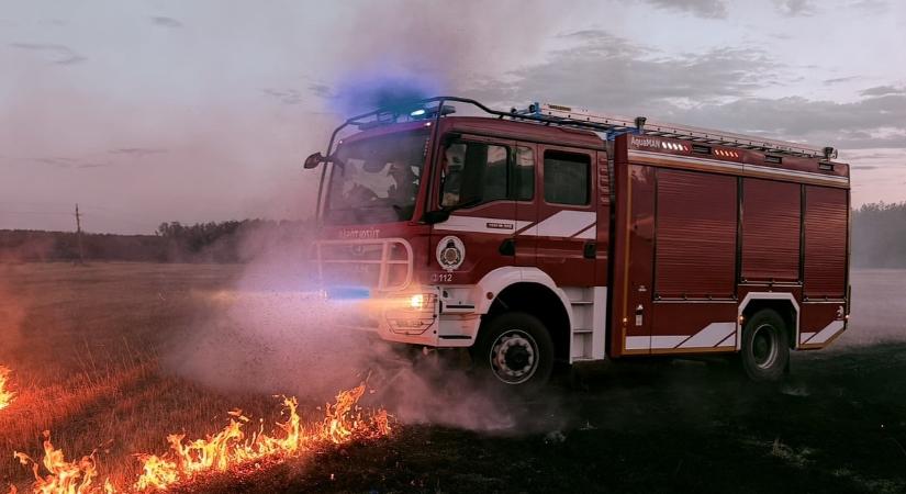 Kigyulladt a szemét Székesfehérvárnál
