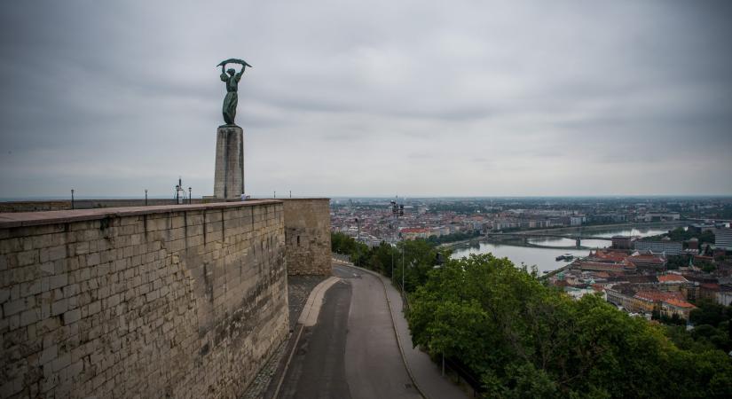 Bajba jutott embert mentenek a Gellért-szobornál