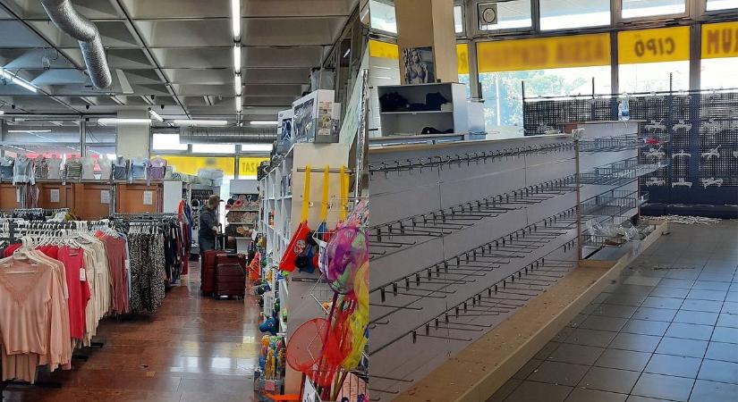 Adót csalt ez a kínai boltos, kipucolták az üzletét a kommandósok
