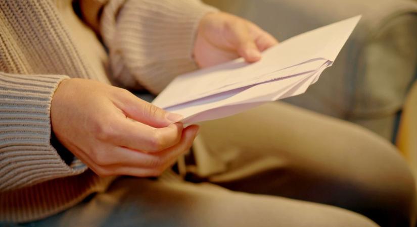 Ismeretlen nevekkel érkeztek, de a jó címre banki levelek, nem véletlenül rémültek meg a makóiak – kiderítettük, mi történt