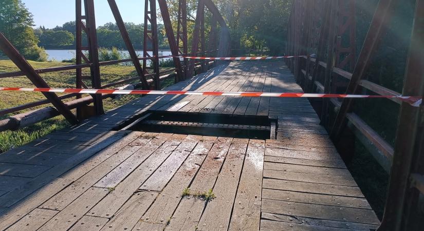Kigyulladt éjszaka a régi vasúti híd Nagyatádon