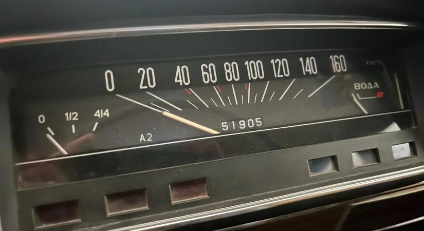 Lélegzetvisszafojtva figyelte a környék, milyen szerkezet kezdett előjönni egy garázsból