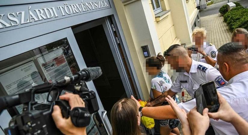 Nem mutatott érzelmeket a csecsemőgyilkossággal gyanúsított anya, így sétált be a bíróságra (fotó)