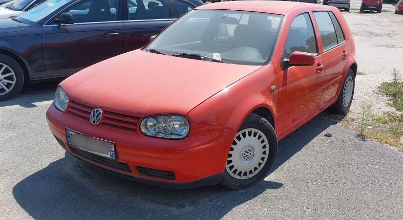 Rozsdás Golf, kifosztott Corsa, magányos Lada – így végzik a városi autóroncsok