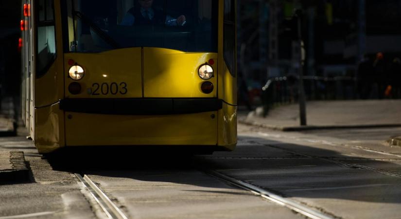 Táskájánál fogva rántottak le egy 72 éves nőt a 4-es 6-os villamosról