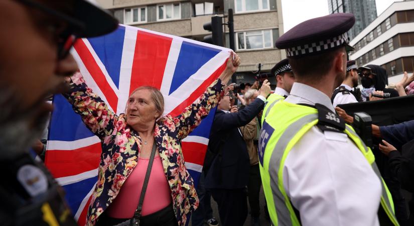 Több városban is tüntetések voltak Nagy-Britanniában, mert a kormány szállodában helyezte el a migránsokat