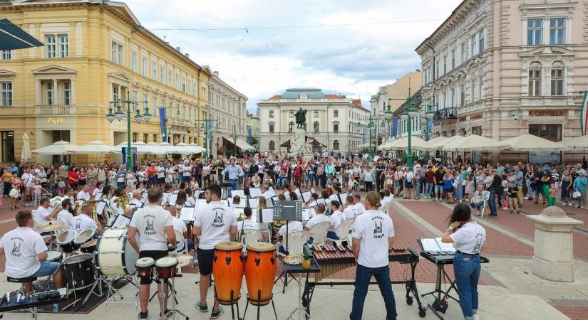 Nyáresti hangulat a belvárosban, fúvószenekarok varázsolták el a szegedieket