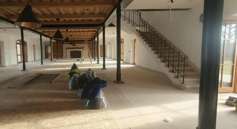 Hatalmas kandalló is van az étkezőben Hatvanpusztán – újabb képeket posztolt Hadházy a „mezőgazdasági üzemről”