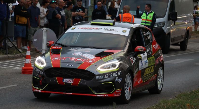 A szurkolókat éltette a móri pilóta az Oroszlány Rallye rajtceremóniáján – galéria, videó