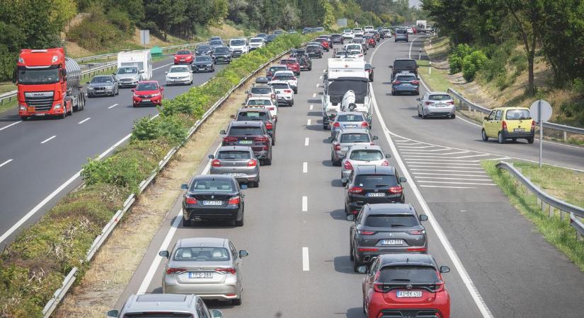Már 13 km-es torlódás a főváros fele az M7-esen, mi szóltunk!