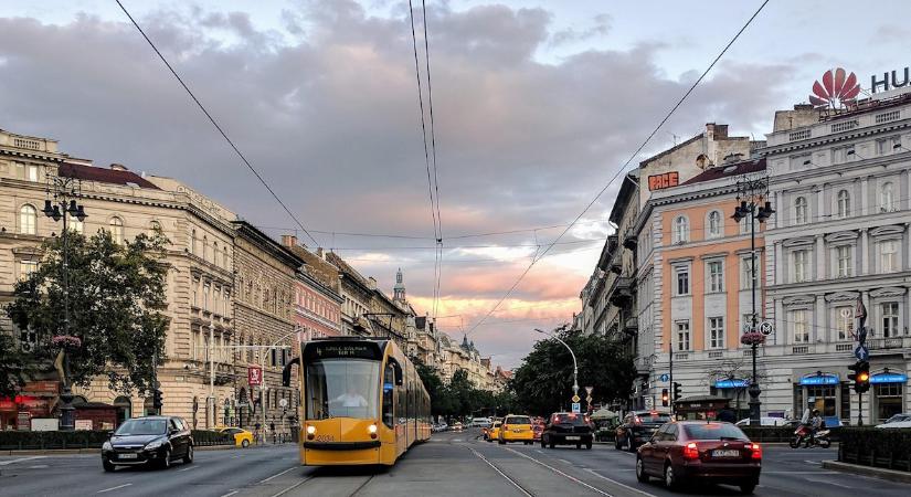 Fiatal nő támadt idős asszonyra – na vajon melyik villamoson?