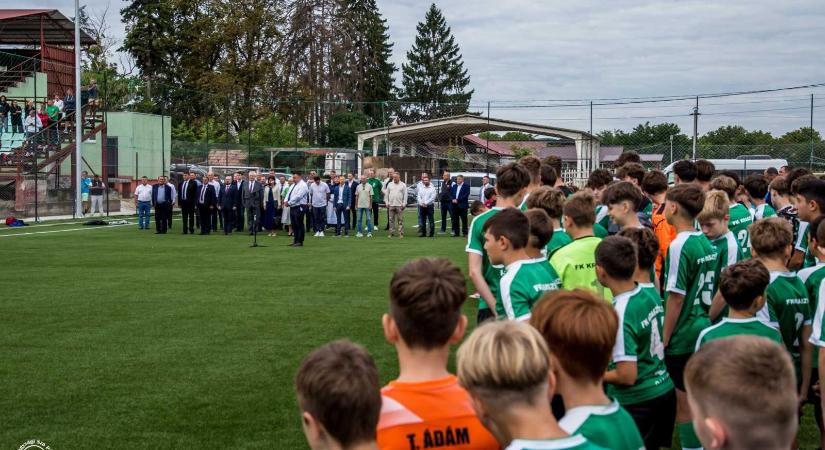 Vadonatúj műfüves futballpályát adott át Krasznán a Székelyföld Labdarúgó Akadémia (VIDEÓ)