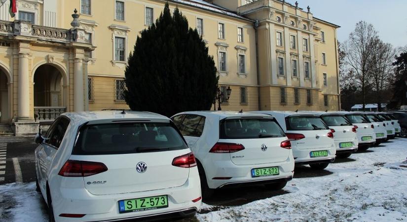 Tizenhárom elektromos autóval gazdagodott a Szent István Egyetem járműparkja