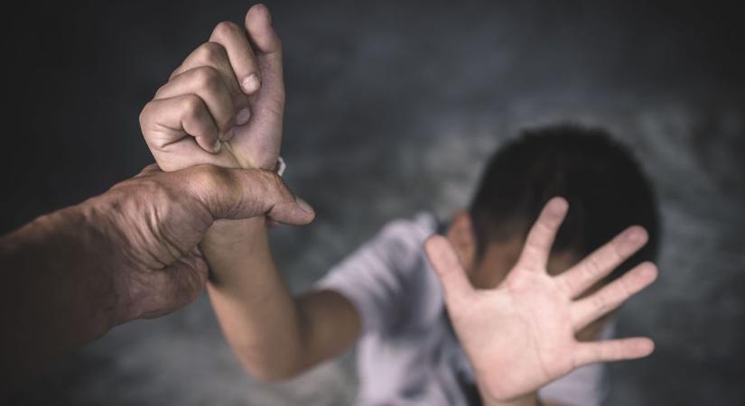 Bíróság előtt a pedofil - több ezer undorító felvétel került elő a tatabányai lakásból