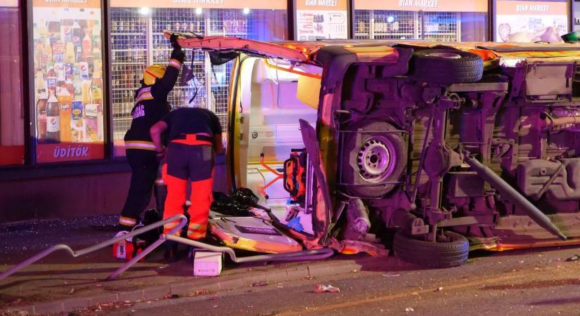 Budapesten felborult egy mentő – többen megsérültek