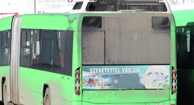 Autó ütközött busszal Pécsen, egyre nagyobb a dugó!