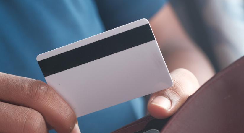 Az Ersténél van? Akkor figyeljen – szinte mindenki bankkártyáját lecserélik