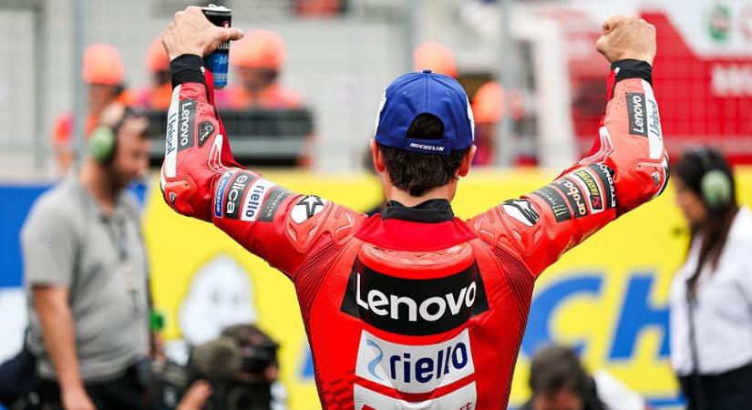 Lerajtolták Marc Márquezt, de a MotoGP klasszisa levadászta riválisát és nyert a Balatonon