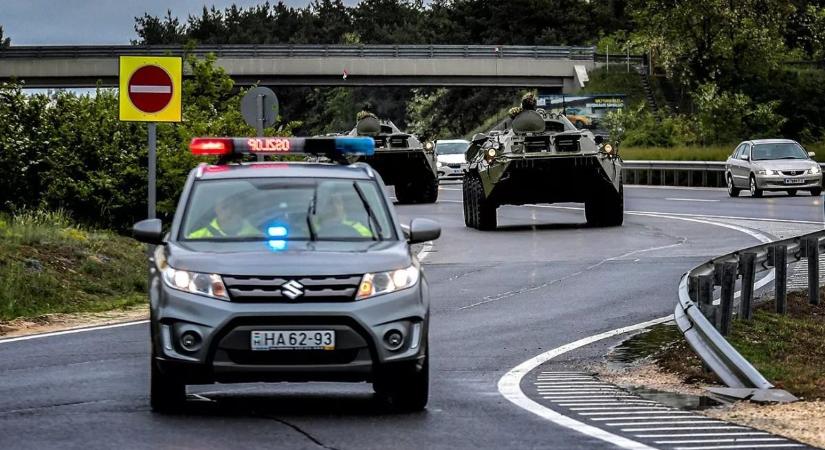 Külföldi katonai konvoj halad át Magyarországon, fokozott óvatosságra intenek