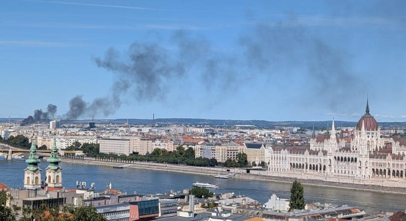 Tűz Budapesten: 500 négyzetméteren égnek talpfák Angyalföldön