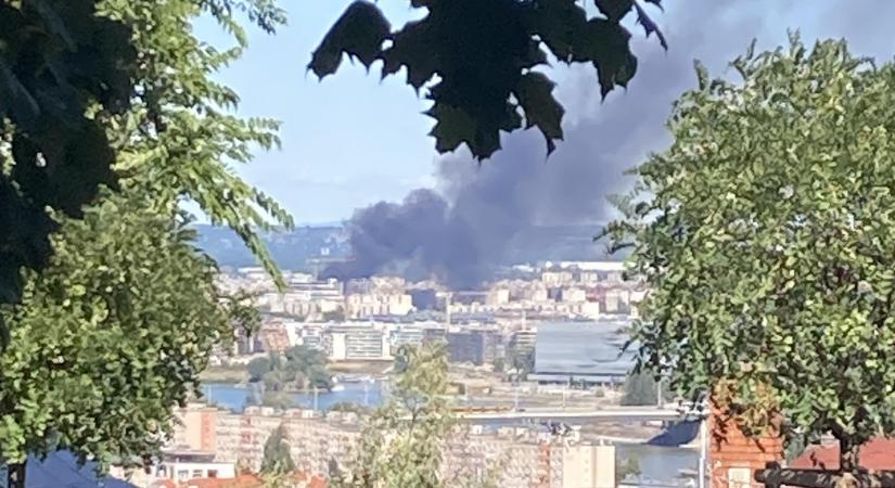 500 négyzetméteren égnek vasúti talpfák a sínek mellett Angyalföldön