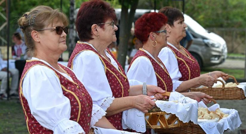 Az államalapítás ünnepét és a falunapot a fakanalak kopogása nyitotta meg Mezőtárkányban