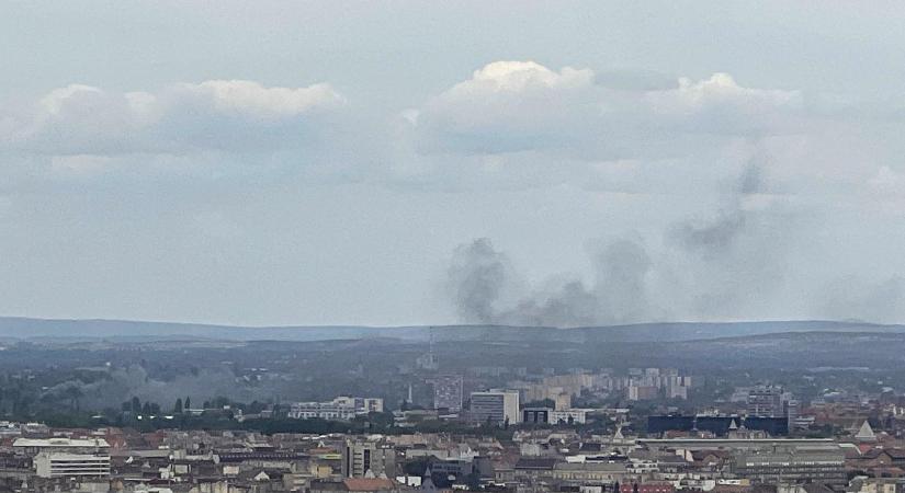 Vasúti talpfák égnek Budapest IV. kerületében, hatalmas füstfelhő terjeng Budapest felett