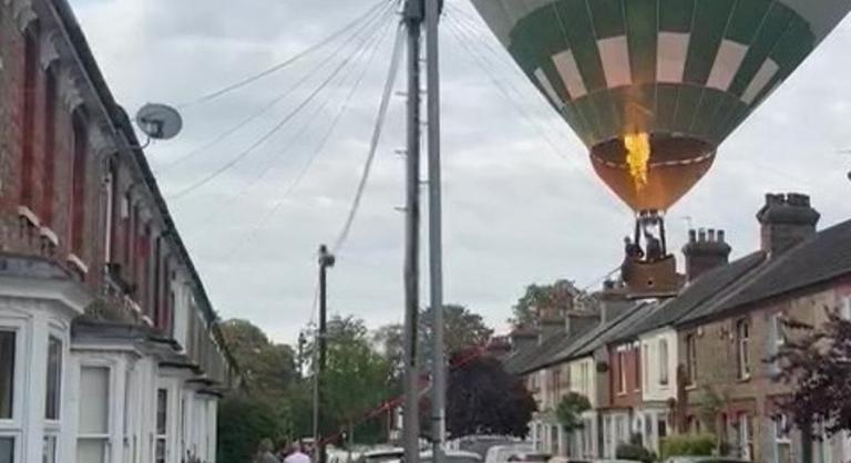Lakóházak között landolt egy eltévedt hőlégballon Angliában