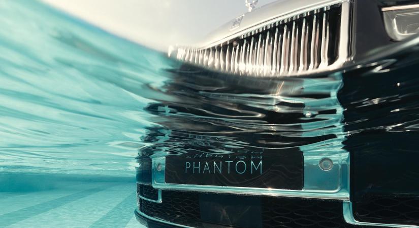 Phantomot merített egy medencébe a Rolls-Royce a típus századik születésnapjára