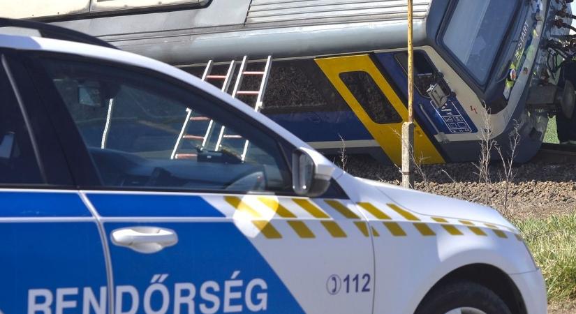 Teherautó ütközött vonattal a vámosgyörki vonalon