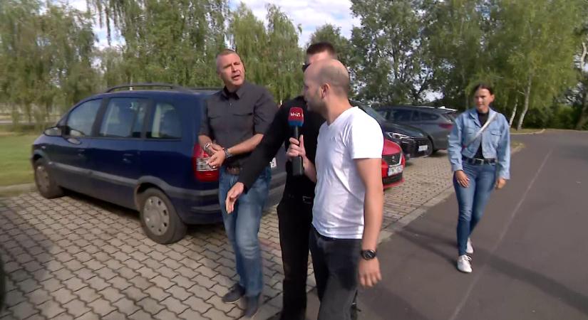 Testőrei mögé bújva menekült el a HírTV riporterének kérdései elől Ruszin-Szendi Romulusz  videó