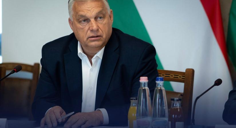 Ujhelyi: Orbán egyik kezével bemutat, a másikkal kunyerál