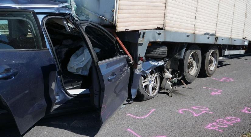 Összepréselte a kamion a személyautót, meghalt a sofőr a magyar autópályán (fotó)