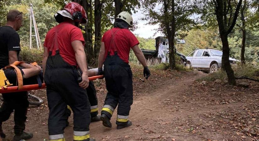 Hordágyon hozták le a tűzoltók a súlyos sérüléseket szenvedett kerékpárost