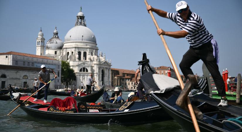 Szelfiző turisták borultak a csatornába a gondoláról Velencében